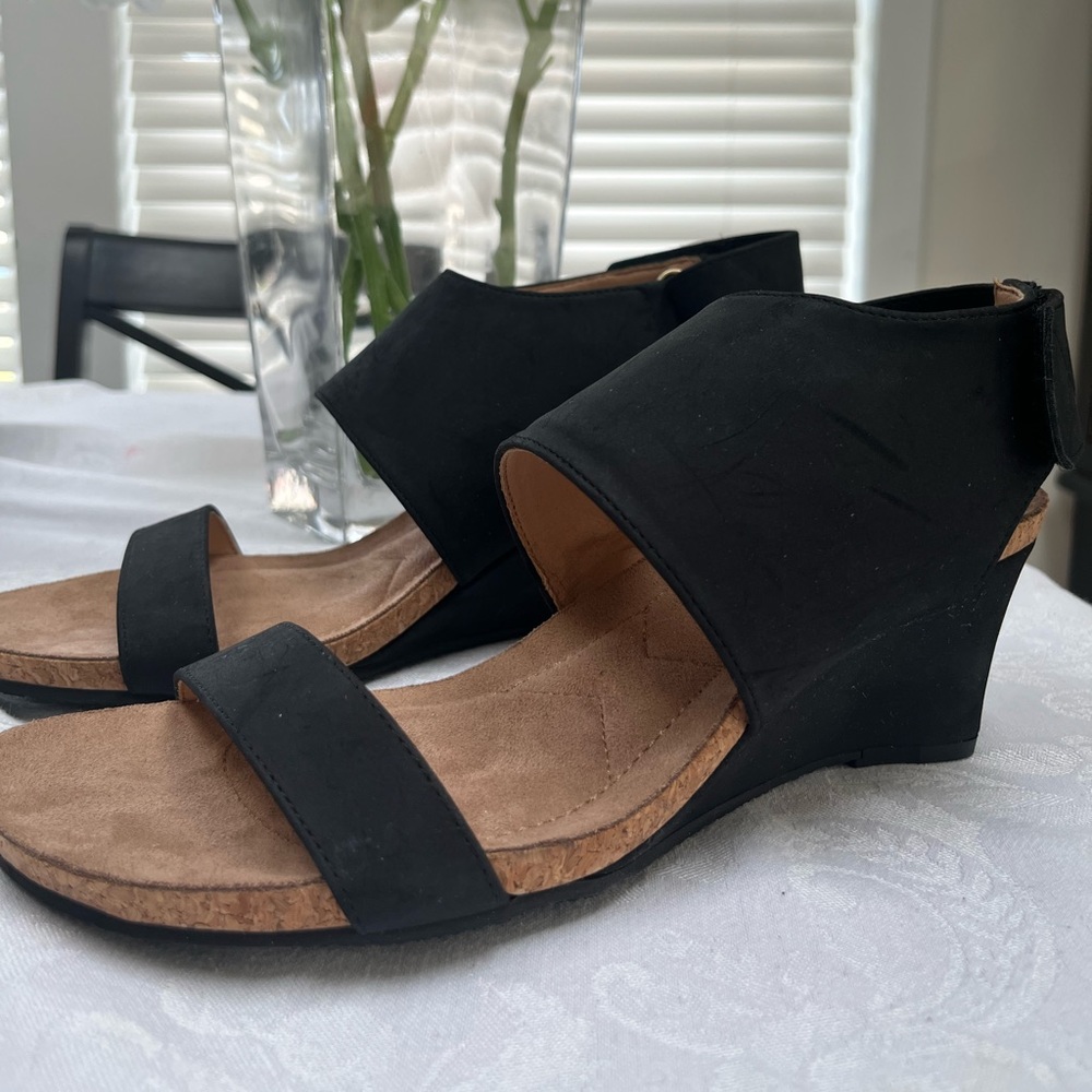 Adrienne Vittadini Black wedge Sandle size 8.5